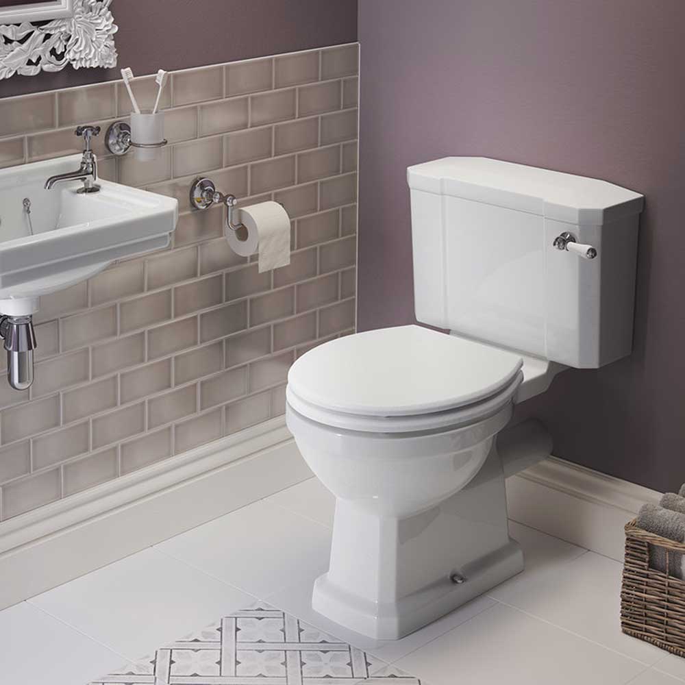 Kingston close coupled traditional toilet with cistern and wood effect soft close seat